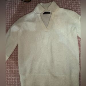 Cream Knit Pullover Sweater with V-Neck and Long Sleeves
